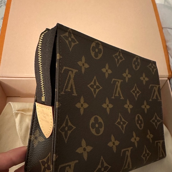 Louis Vuitton Toiletry 19 Cosmetic Pouch - Picture 4 of 4